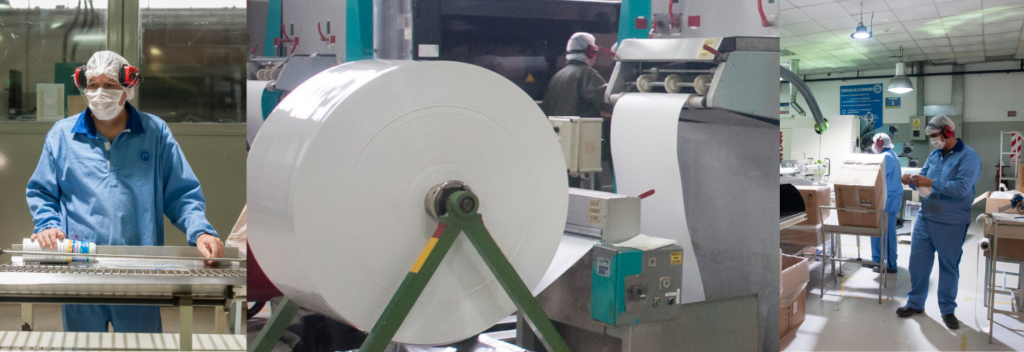 Personas trabajando en fábrica de plásticos reciclables